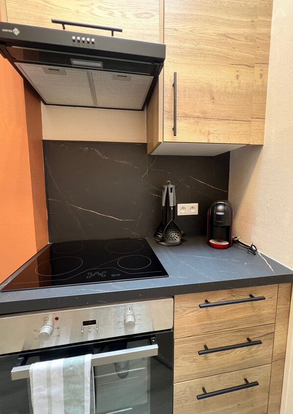 Standaard resortwoning, 2 slaapkamers, keuken | Privékitchenette | Een koelkast/vriezer, een magnetron, een oven, een kookplaat