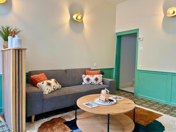 Standard Townhome, 2 Bedrooms, Kitchen | Living area | 100-cm Smart TV with digital channels, Netflix, streaming services - Apart'Moment EN GROUPE-Maison 2 chambres (Saint-Omer)