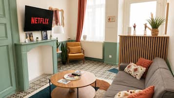 Standard Townhome, 2 Bedrooms, Kitchen | Television