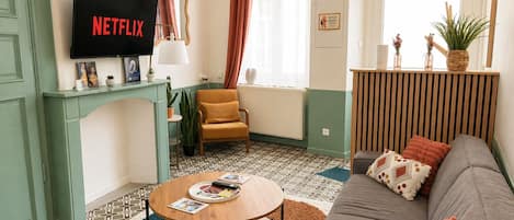 Standard Townhome, 2 Bedrooms, Kitchen | Television