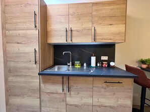 Standard Townhome, 2 Bedrooms, Kitchen | Private kitchen | Full-sized fridge, microwave, oven, stovetop - Apart'Moment EN GROUPE-Maison 2 chambres (Saint-Omer)