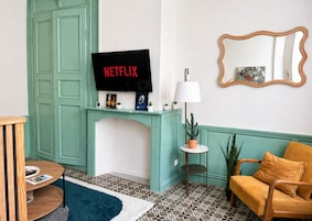 Standard Townhome, 2 Bedrooms, Kitchen | Living area | 100-cm Smart TV with digital channels, Netflix, streaming services