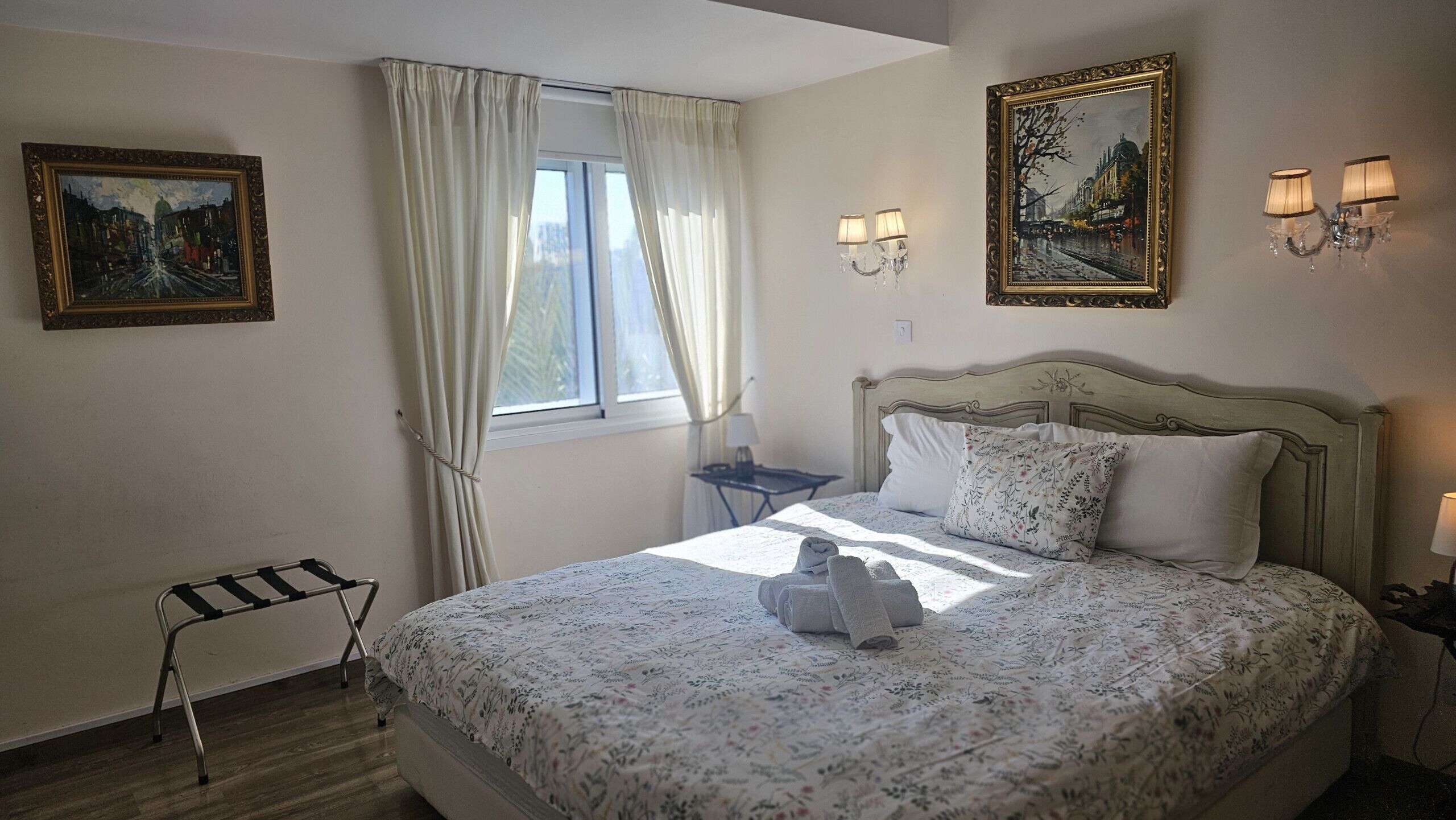 2 chambres, coffres-forts dans les chambres, fer et planche à repasser