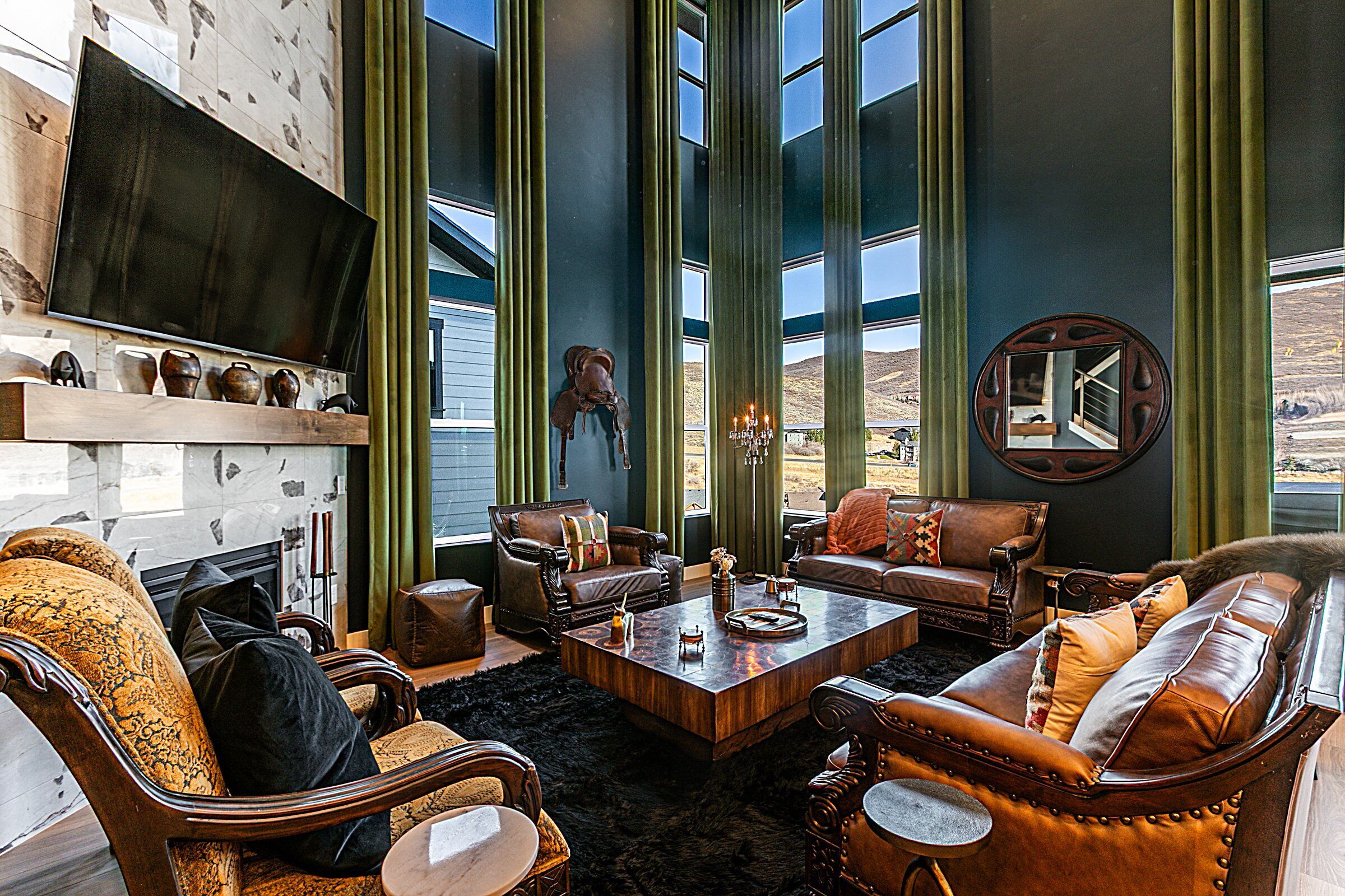 Smart-tv, een open haard en een stereo