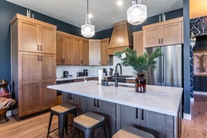 Fridge, microwave, oven, stovetop - Western Mountain Getaway!  Exquisite Meet Elegance! (Hideout)