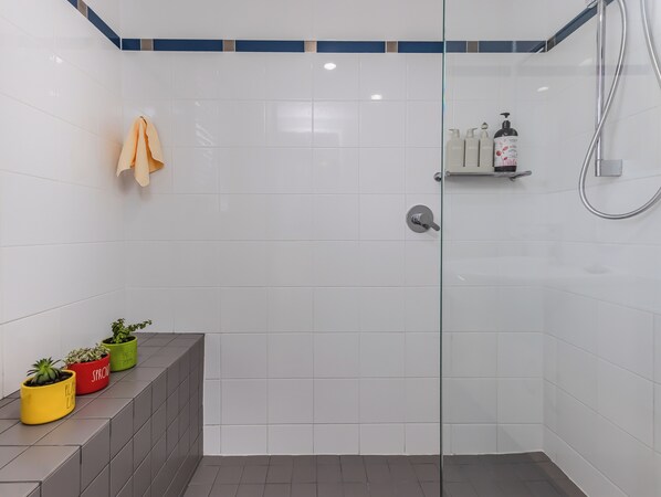 Studio, ban công, quang cảnh hồ bơi | Phòng tắm