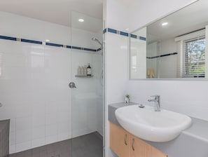 Studio, Balcony, Pool View | Bathroom