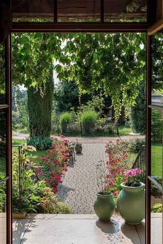 Small hunting lodge in the heart of the Beaujolais vineyards to welcome you