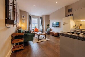 Un appartement moderne comprenant un salon, un coin repas et une cuisine.