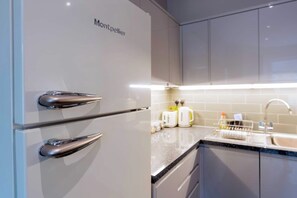 Kjøleskap, mikrobølgeovn, ovn og oppvaskmaskin