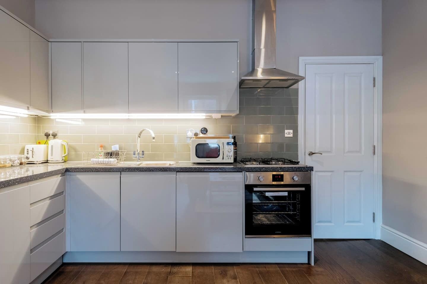 Kjøleskap, mikrobølgeovn, ovn og oppvaskmaskin