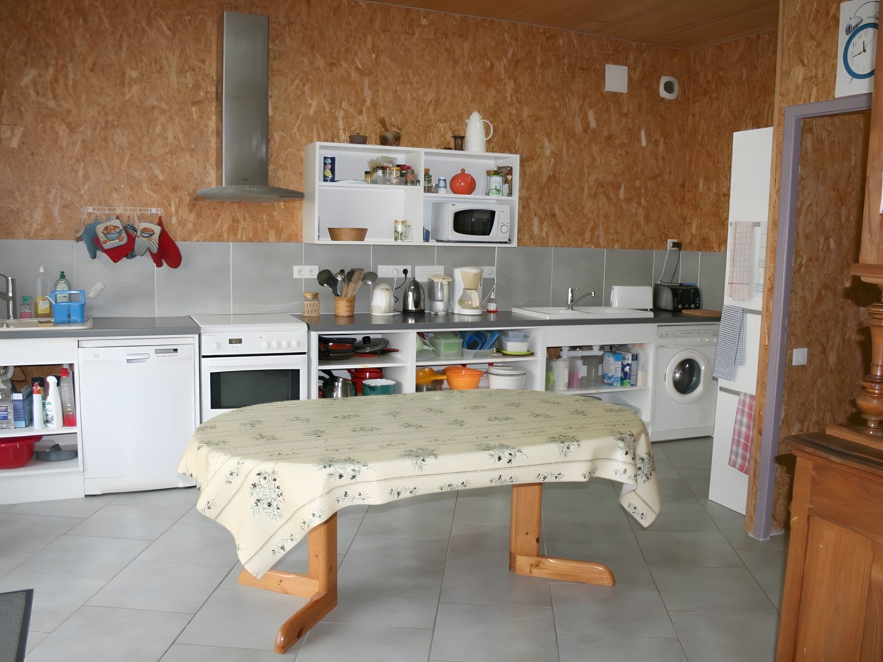 Réfrigérateur, four, lave-vaisselle, bouilloire électrique