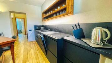 Kühlschrank, Mikrowelle, Wasserkocher mit Kaffee-/Teezubehör