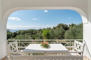 Outdoor dining - Vrisoules pool villa (Methoni)