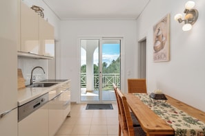 Fridge, microwave, oven, stovetop - Vrisoules pool villa (Methoni)