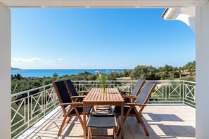 Outdoor dining - Vrisoules pool villa (Methoni)