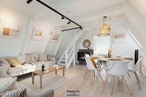 Fernseher, Kamin, Tischfußball, Arbeitsbereiche