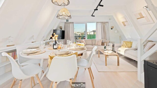 A modern, well-lit dining area with a round table set for a meal, white chairs, and pendant lighting. - Casa Ibiza - family comfort Dunepark Oostduinkerke (Oostduinkerke)