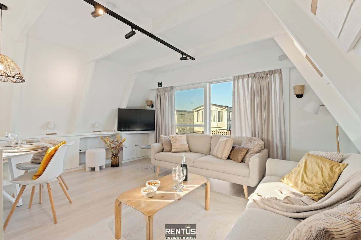 Fernseher, Kamin, Tischfußball, Arbeitsbereiche