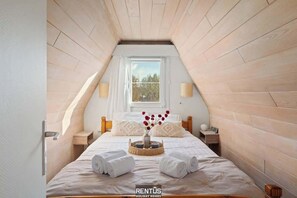 Skrivebord, lydisolert, strykejern/-brett og reiseseng for barn