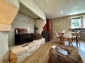 TV, books - Ste Marine T2 with Private Terrace & Port View, Authentic Breton Stay (Combrit)