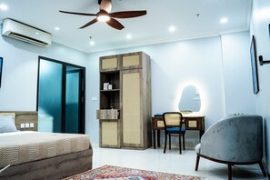 مكتب وستائر تعتيم وتجهيزات عازلة للصوت ومكواة/لوح كي