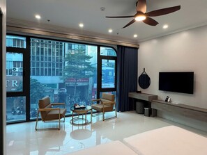 Panoramic Double Room | Desk, blackout drapes, soundproofing, iron/ironing board - Diamond Light Hotel (Ha Noi)