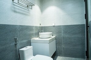 Superior tweepersoonskamer, voor 1 persoon | Badkamer | Een douche, gratis toiletartikelen, een haardroger, pantoffels