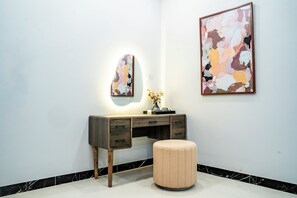 Superior tweepersoonskamer | Een bureau, verduisterende gordijnen, geluiddichte muren