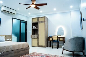 مكتب وستائر تعتيم وتجهيزات عازلة للصوت ومكواة/لوح كي