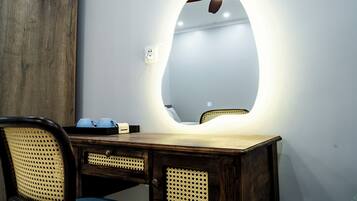 Doppia Basic | Una scrivania, tende oscuranti, insonorizzazione, ferro/asse da stiro