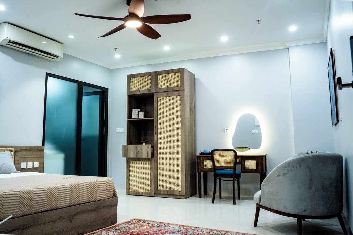 مكتب وستائر تعتيم وتجهيزات عازلة للصوت ومكواة/لوح كي