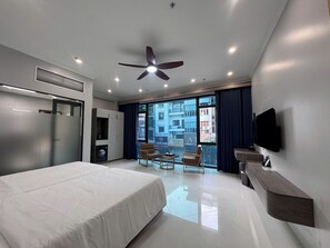 Panoramic Double Room | Bathroom | Shower, free toiletries, hair dryer, slippers - Diamond Light Hotel (Ha Noi)