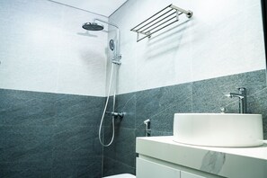 Luxury Double Room | Bathroom | Shower, free toiletries, hair dryer, slippers - Diamond Light Hotel (Ha Noi)