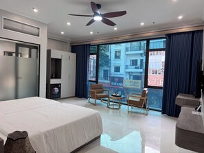Desk, blackout drapes, soundproofing, iron/ironing board - Diamond Light Hotel (Ha Noi)