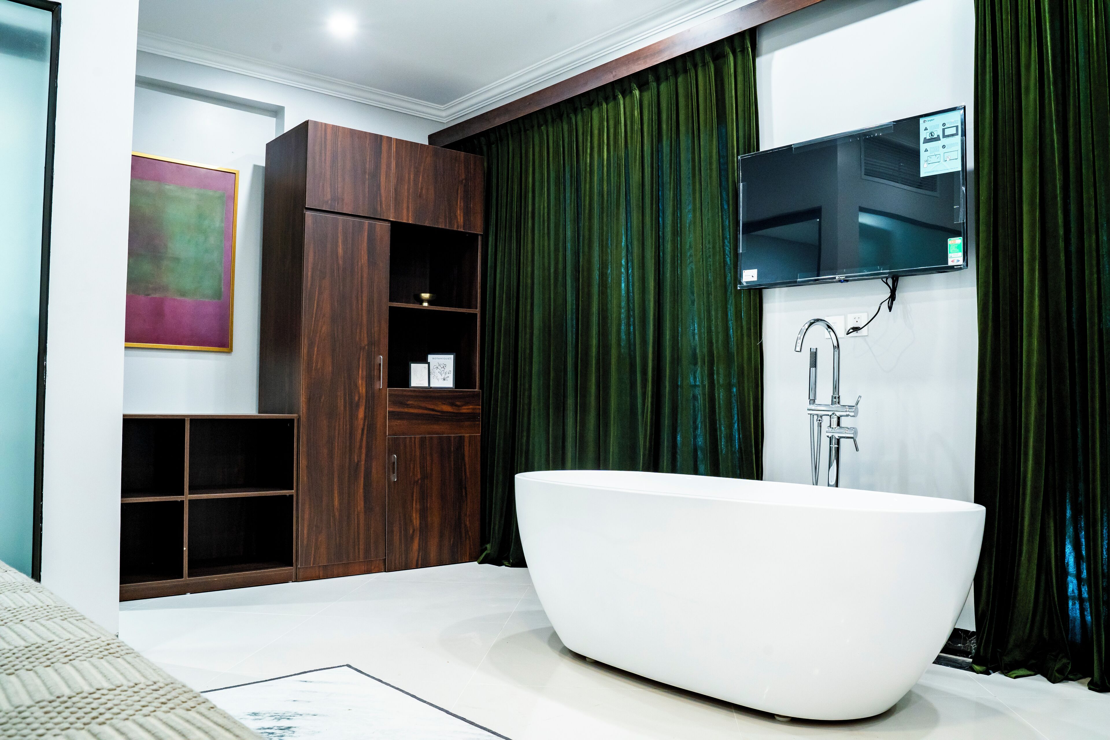 Luxury Double Room | Bathroom | Shower, free toiletries, hair dryer, slippers
