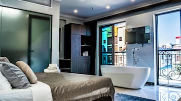 Doppia Luxury | Una scrivania, tende oscuranti, insonorizzazione, ferro/asse da stiro