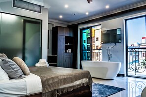 Luxe tweepersoonskamer | Een bureau, verduisterende gordijnen, geluiddichte muren