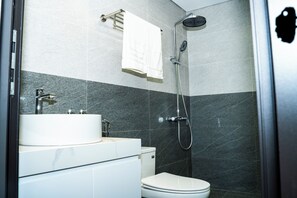 Superior Double Room | Bathroom | Shower, free toiletries, hair dryer, slippers - Diamond Light Hotel (Ha Noi)
