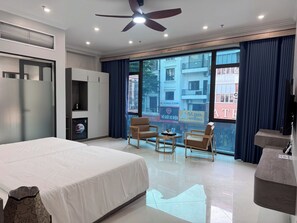 Panoramic Double Room | Desk, blackout drapes, soundproofing, iron/ironing board - Diamond Light Hotel (Ha Noi)