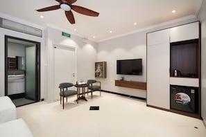 Superior Double Room Single Use | Desk, blackout drapes, soundproofing, iron/ironing board - Diamond Light Hotel (Ha Noi)