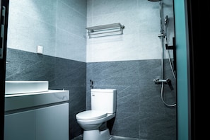 Basic Double Room | Bathroom | Shower, free toiletries, hair dryer, slippers