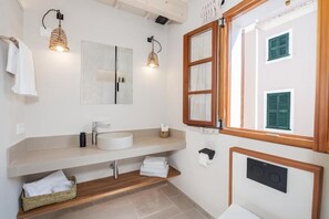 Shower, free toiletries, hair dryer, towels - SES SIS ROSES HOTEL (Ciutadella de Menorca)