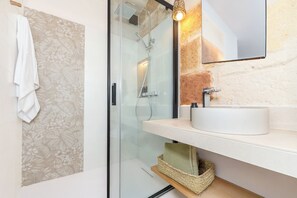 Douche, articles de toilette gratuits, sèche-cheveux