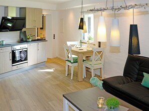 TV, stereo - Apartment "Meisennest, 50 sqm" with Private Terrace, Garden and Wi-Fi (Lennestadt)