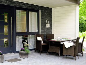 Outdoor dining - Apartment "Meisennest, 50 sqm" with Private Terrace, Garden and Wi-Fi (Lennestadt)