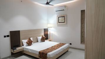 Deluxe Room | Peralatan tempat tidur premium, gebar bulu kapas, busa memori, bar mini