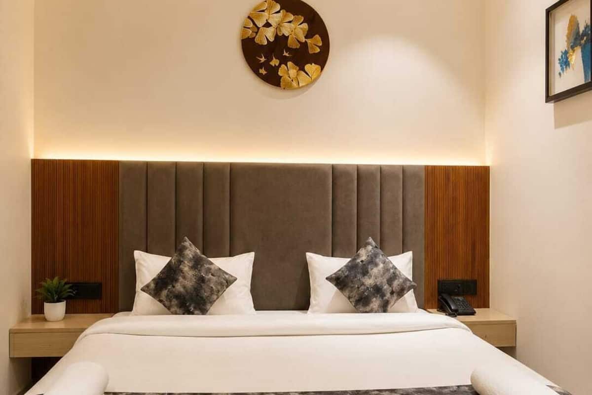 Deluxe-huone | Ylelliset vuodevaatteet, untuvapeitot, memory foam -patjalliset sängyt