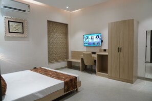 Deluxe Room | Premium bedding, down comforters, memory foam beds, minibar - Prince Diamond Boutique Hotel (Varanasi)