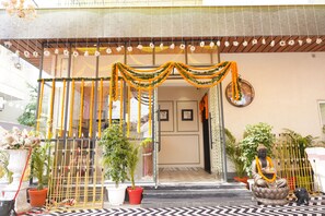 المنشأة من الخارج